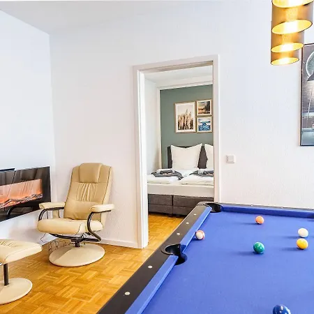 Grosse Terassen-wohnung Mit Grill, Playstation 5, Billardtisch Und Massagesessel Haan