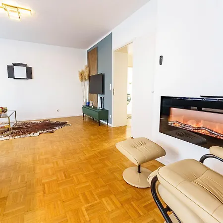 Grosse Terassen-wohnung Mit Grill, Playstation 5, Billardtisch Und Massagesessel * Haan