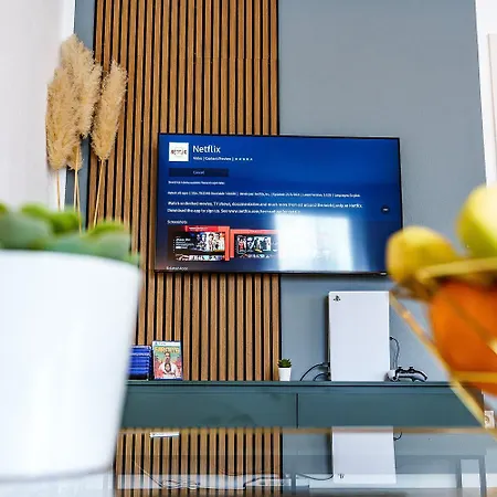 Grosse Terassen-wohnung Mit Grill, Playstation 5, Billardtisch Und Massagesessel * Haan