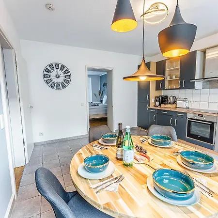 Große Terassen-wohnung Mit Grill, Playstation 5, Billardtisch Und Massagesessel *