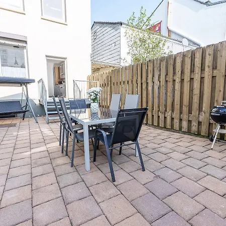 Grosse Terassen-wohnung Mit Grill, Playstation 5, Billardtisch Und Massagesessel Haan