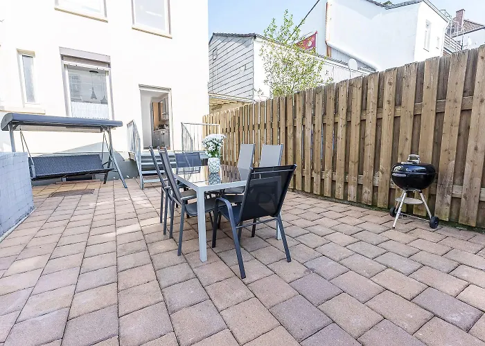 Grosse Terassen-wohnung Mit Grill, Playstation 5, Billardtisch Und Massagesessel Haan