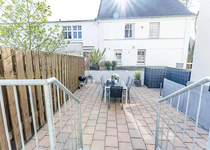 Grosse Terassen-wohnung Mit Grill, Playstation 5, Billardtisch Und Massagesessel Haan